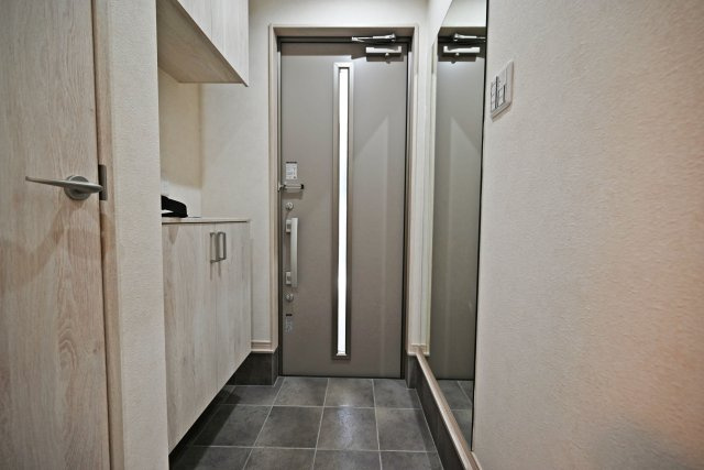 摂津市新在家１丁目中古一戸建て│3LDK+駐車1台可の玄関|玄関にはシューズボックスを備えており、玄関まわりをすっきりと保てます。全身を映せる姿見鏡付きで、お出掛け前の身だしなみ確認もスムーズです。