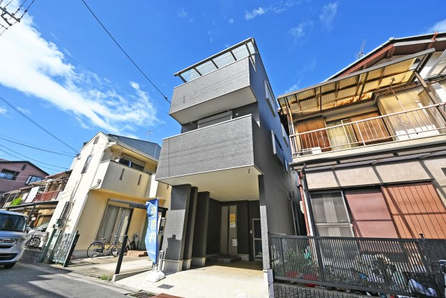 摂津市新在家１丁目中古一戸建て│3LDK+駐車1台可の外観|近隣に小・中学校が揃っており、お子さまの毎日の通学も安心です。