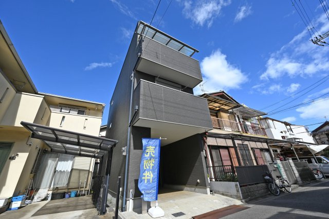 摂津市新在家１丁目中古一戸建て│3LDK+駐車1台可の外観|ご不明な税金・諸費用についても丁寧にサポートいたします。現地見学で、住まいのイメージやご希望をぜひお聞かせください。