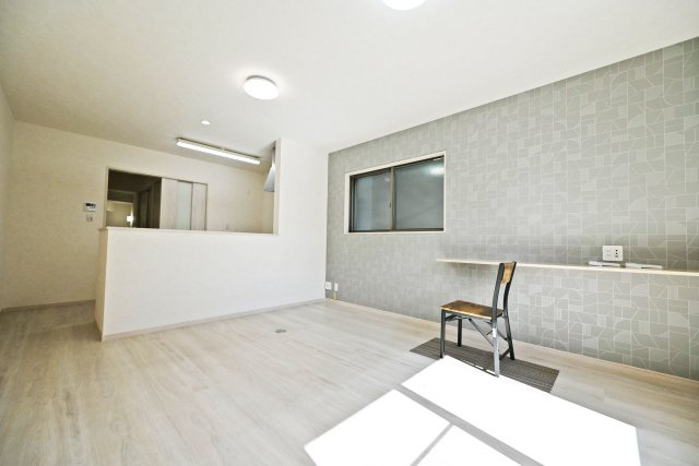 摂津市新在家１丁目中古一戸建て│3LDK+駐車1台可の居間・リビング|LDK
ゆとりある広さを活かし、ご家族でのくつろぎ時間からご友人を招いてのホームパーティまで幅広くお使いいただけます。
