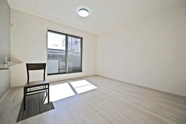 摂津市新在家１丁目中古一戸建て│3LDK+駐車1台可の居間・リビング|フローリングで統一された居室で、掃除もしやすく快適にお使いいただけます。