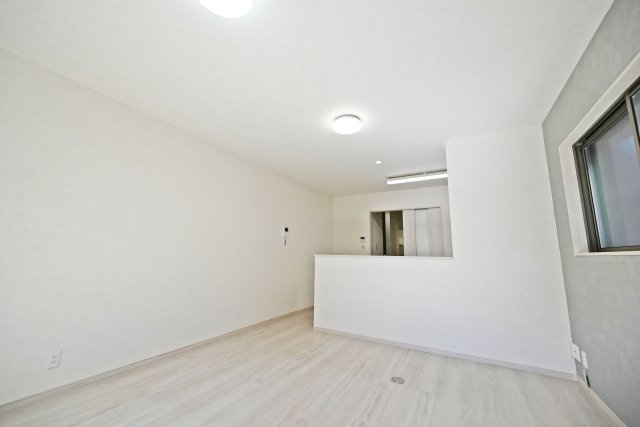 摂津市新在家１丁目中古一戸建て│3LDK+駐車1台可のダイニング|日当たりと風通しに恵まれた2階リビングは、明るく開放感あふれる心地よい住空間です。ご家族が自然と集まる、快適な暮らしを演出します。