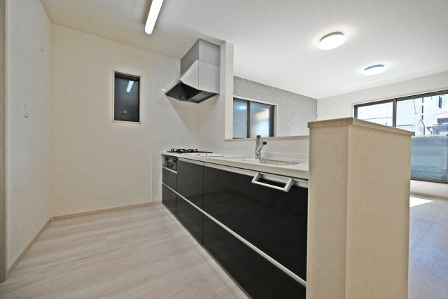 摂津市新在家１丁目中古一戸建て│3LDK+駐車1台可のキッチン|収納力のあるシステムキッチンで、散らかりがちなキッチンも整然と使えます。