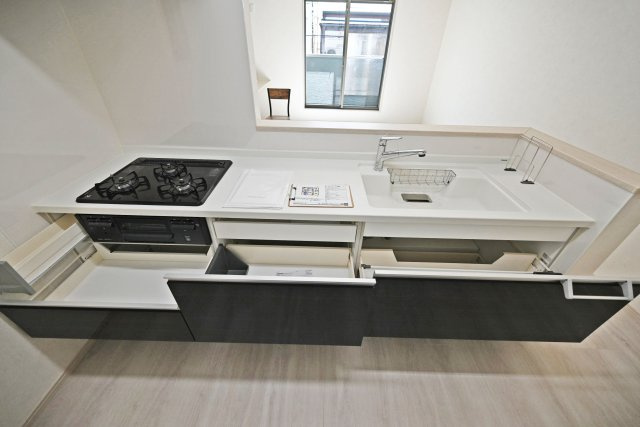 摂津市新在家１丁目中古一戸建て│3LDK+駐車1台可のキッチン|キッチンからリビングを一望できる対面式のため、お子様の様子を見守りながら家事ができます。