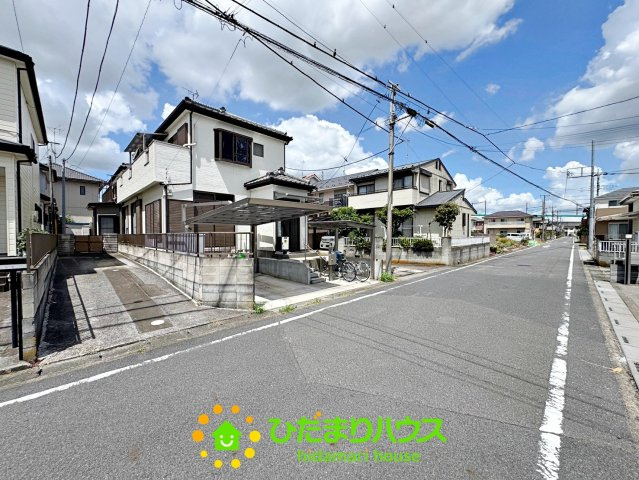 白岡市西２丁目　中古一戸建ての前面道路含む現地写真