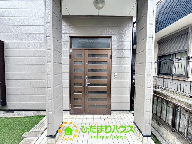 白岡市西２丁目　中古一戸建ての玄関