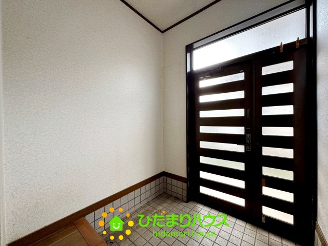 白岡市西２丁目　中古一戸建ての玄関