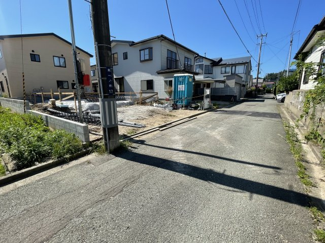 【新築戸建て】秋田市泉一ノ坪第1の前面道路含む現地写真