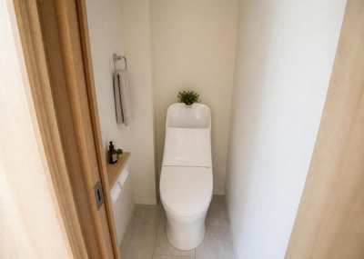 【トイレ】 | ユニライフ相模大野 | 温水洗浄便座を備えた清潔感あふれるトイレです。2026年7月のリフォームにより水回り設備を新調しており、気持ちよくお使いいただけます。上部収納スペースの有無など現地にてお確かめください。