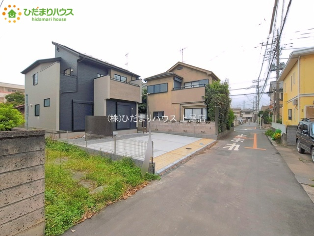 桶川市北1丁目　新築戸建　ブルーミング01の前面道路含む現地写真