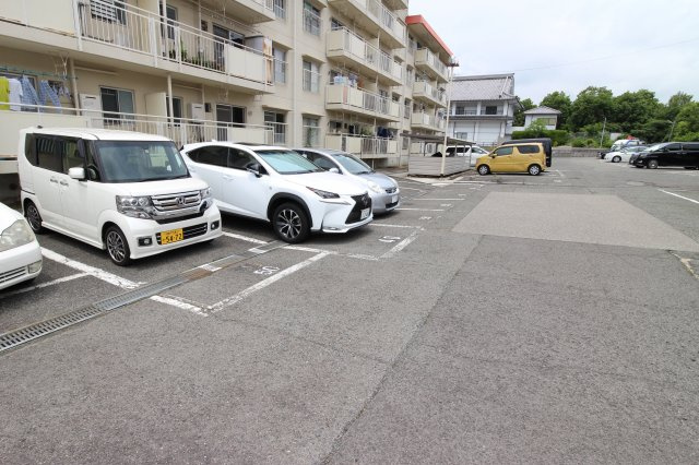 白川台藤ハイツの駐車場
