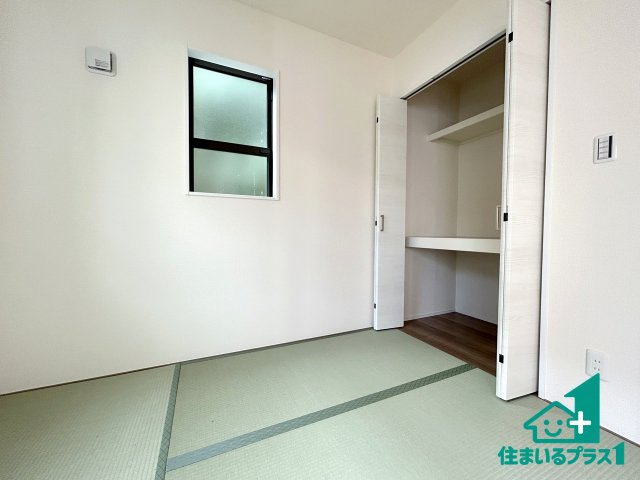 ●香芝市穴虫　第4期　新築一戸建ての和室|一室あると便利な和室は客間としてだけでなく、小さなお子様のプレイルームや食後のくつろぎスペースとしてもご利用いただけます。収納もついていますので大活躍間違いなし！