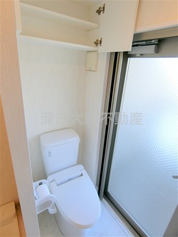 プレール・ドゥーク大森Ⅱのトイレ|棚収納と温水洗浄便座付きのトイレ