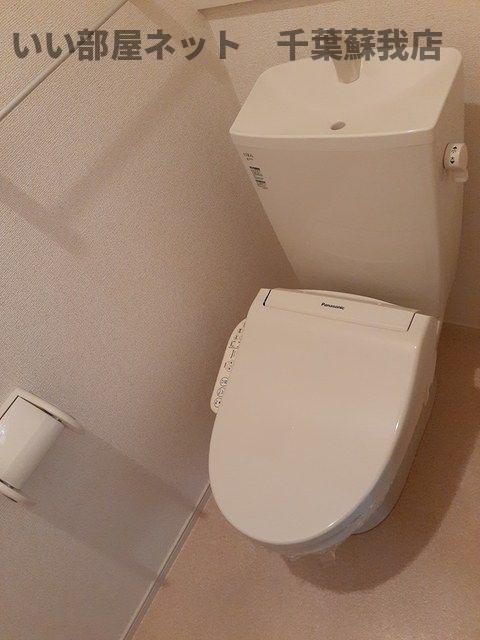 クラージュのトイレ|落ち着いた色調のトイレです