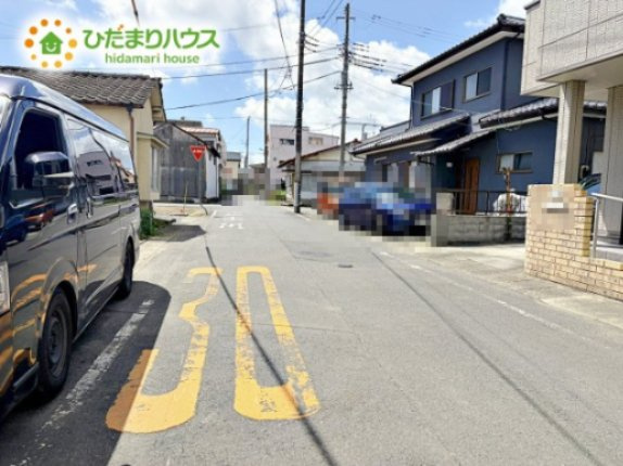 【前面道路含む現地写真】 | 水戸市本町4期　新築戸建 | 周辺環境が充実しているため、日々の暮らしが豊かになり、快適に過ごせます。