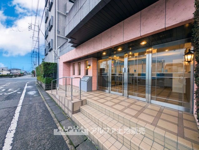 リーベスト青梅新町のエントランス|【Quiet Comfort】
◆静けさとともに◆
外の喧騒を忘れさせる落ち着きが、日々に余白を生む。ここでの時間が、自然と笑顔を増やしていく。
