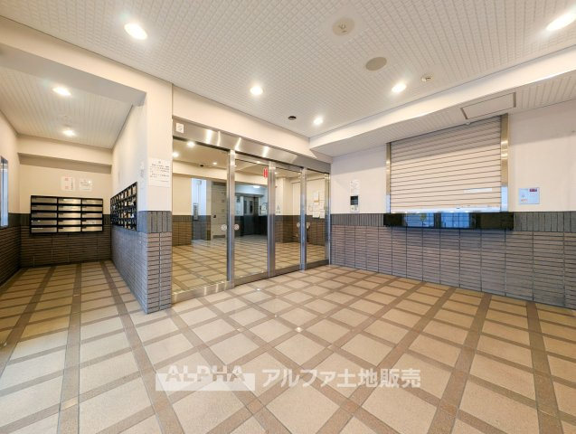 リーベスト青梅新町のエントランス|【Lobby】
◆ロビー◆管理が行き届いたロビーは、毎日の行き帰りを気持ちよく迎えてくれる空間。住まい全体に安心感と清潔感を感じられます。
