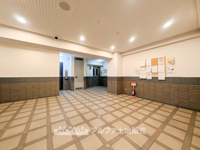 リーベスト青梅新町のエントランス|【Lobby】
◆ロビー◆住まいへ帰るたびに心を落ち着かせてくれるロビー。整えられた共用空間が、快適な暮らしの始まりをやさしく演出します。