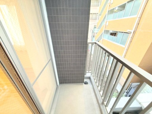 ネバーランド新小岩ブライティスのバルコニー|主バルコニーとは別にサービスバルコニーを設置。住まいに＋αの開放感をもたらし、換気もしやすい心地よい設計です。