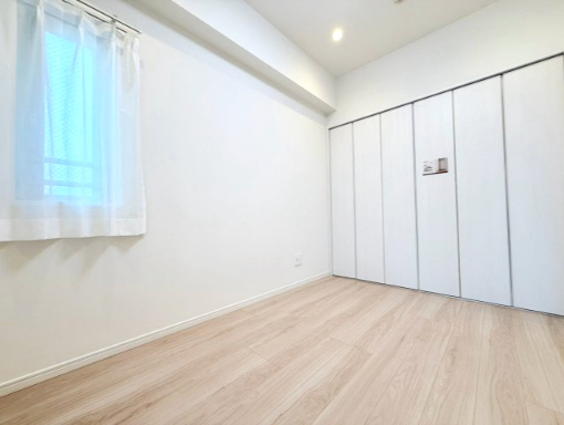 ネバーランド新小岩ブライティスの洋室|一日の終わりをやさしく包み込む、癒やしのプライベートルーム。
