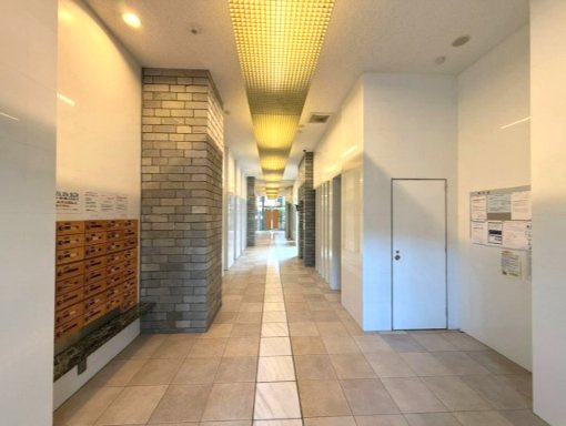 ネバーランド新小岩ブライティスのエントランス|落ち着いた空間美が、住まう方やゲストをやさしく迎えます。