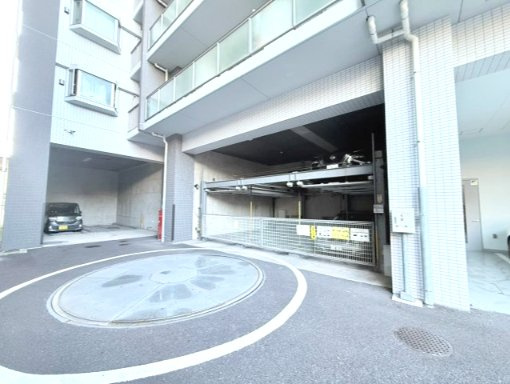 ネバーランド新小岩ブライティスの駐車場|敷地内駐車場だから、毎日の乗り降りもスムーズで快適です。