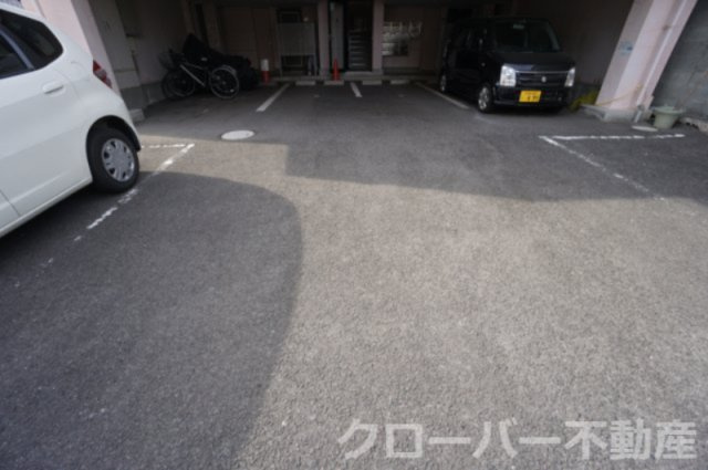 西平山コーポの駐車場