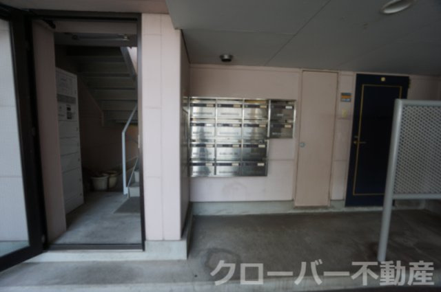 西平山コーポのエントランス