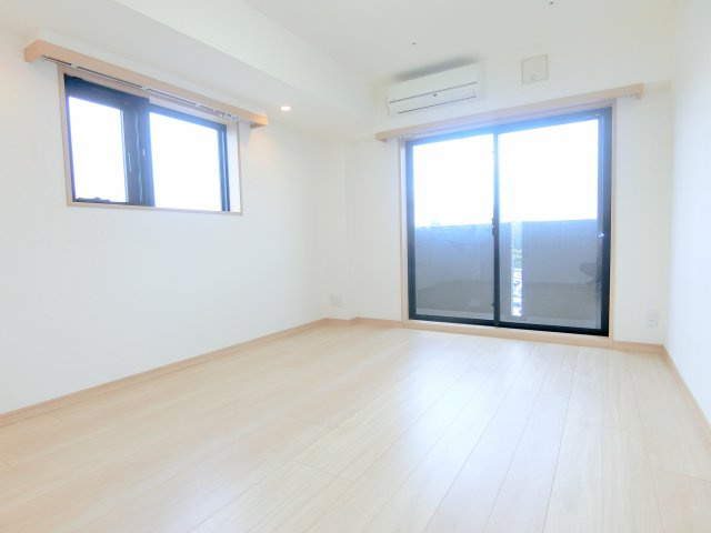 ルーブル東蒲田八番館の居間・リビング|南向き角部屋　洋室