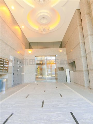 ルーブル東蒲田八番館のエントランス|開放感と高級感あるエントランス！防犯カメラTVモニター付オートロック　宅配BOX
