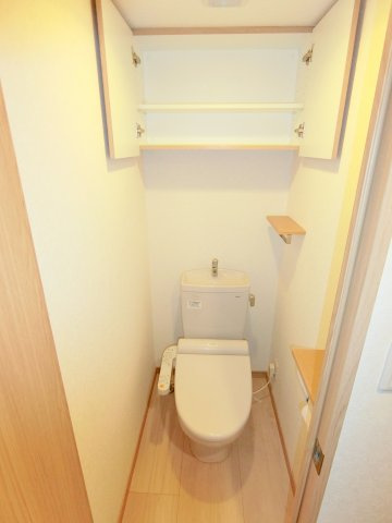 ルーブル東蒲田八番館のトイレ|棚収納と温水洗浄便座付トイレ