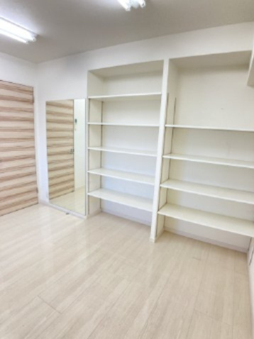 グランドパレスプラウド到津（A-1）の収納|壁面に鏡・便利な可動式収納棚付きの洋室