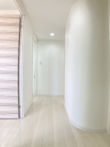 グランドパレスプラウド到津（A-1）の玄関|玄関入ってアールの壁が広さとおしゃれ感を引き立てます
