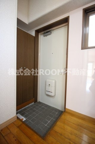 第8年見マンションの玄関