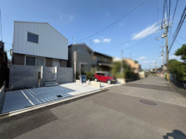 京都市西京区大原野鳥見町　の前面道路含む現地写真|駐車スペースは二台を確保◎前面道路との高低差もなく、運転が苦手な方も駐車しやすそうです！