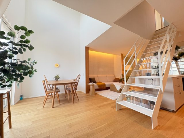 京都市西京区大原野鳥見町　の居間・リビング|リビング階段は、ご家族のコミュニケーションを育みます。お洒落なアクセントになっています◎