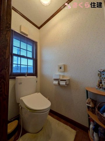 さくら市喜連川　中古住宅のトイレ|２階トイレには窓があります