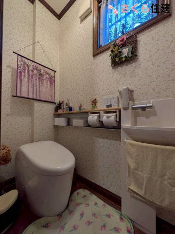さくら市喜連川　中古住宅のトイレ|１階トイレ　窓があります。タンクレスのトイレ完備