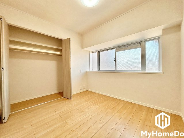エスポア春日井西館の洋室|ハンガーパイプと枕棚を備えたワイドな折れ戸クローゼット。出窓部分には小物を飾るなど、インテリアのアレンジも楽しめます。