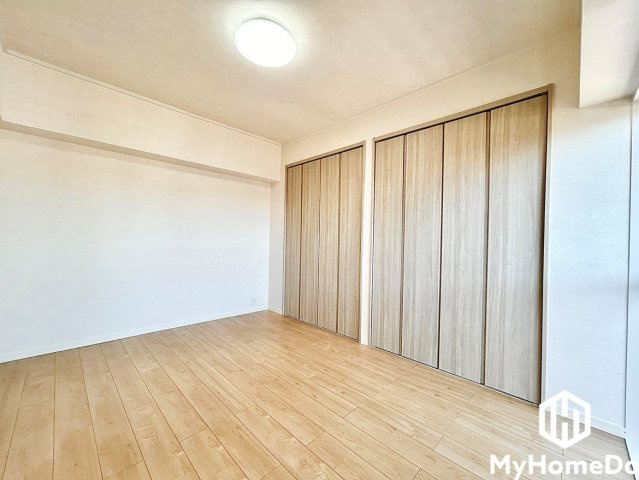 エスポア春日井西館の寝室|フローリングと建具のカラーが木目調で統一されており、温かみのある落ち着いた室内雰囲気を演出。主寝室としても子供部屋としても大活躍する使い勝手の良い一室です。