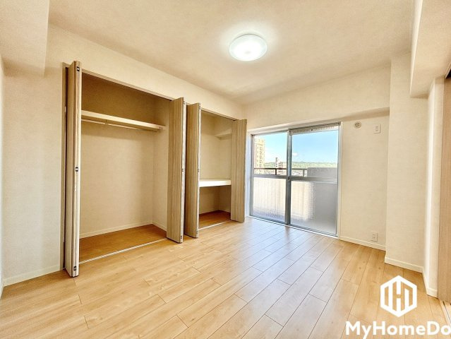 エスポア春日井西館の寝室|壁面にはタイプが異なる2連のクローゼットを完備。片側はコートや洋服を掛けやすいハンガーパイプ＋枕棚仕様、もう片側はお布団や衣装ケースを収納しやすい中段棚仕様となっており、お荷物の種類に合わせて効率よく