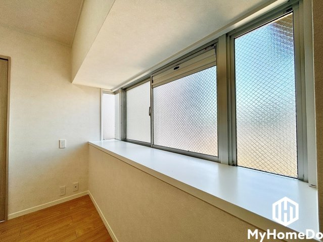 エスポア春日井西館の子供部屋|明るく開放感あふれるワイド出窓！カウンタースペースとしても魅力的