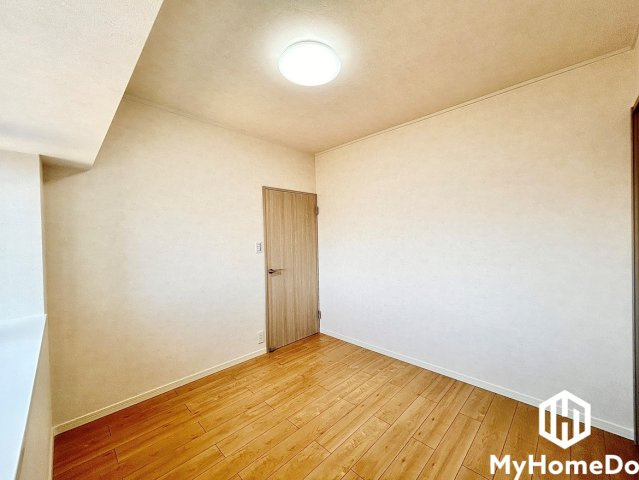 エスポア春日井西館の寝室|壁面が広く取られたシンプルな形状。ベッドやデスク、収納家具などのレイアウトがスムーズに行えます。