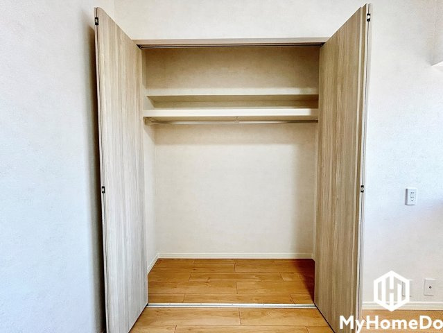 エスポア春日井西館の収納|両開きで扉が大きく開くため、中の荷物が一目で見渡せ、大きな衣類や荷物の出し入れもスムーズに行えます。
