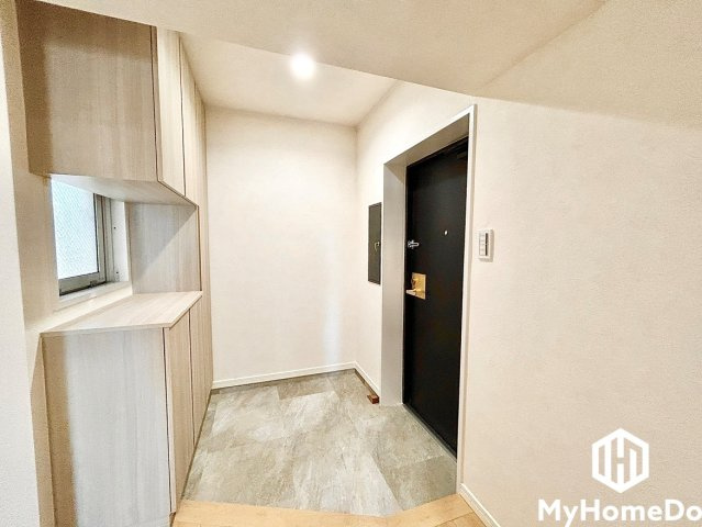 エスポア春日井西館の玄関|ディスプレイも楽しめるトール型収納付き玄関アプローチ
