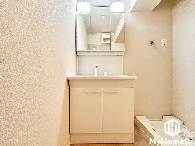 エスポア春日井西館の独立洗面台|鏡裏収納や足元収納を備えた機能的な洗面台。身支度がスムーズに行える明るく清潔感あふれるパウダールームです。