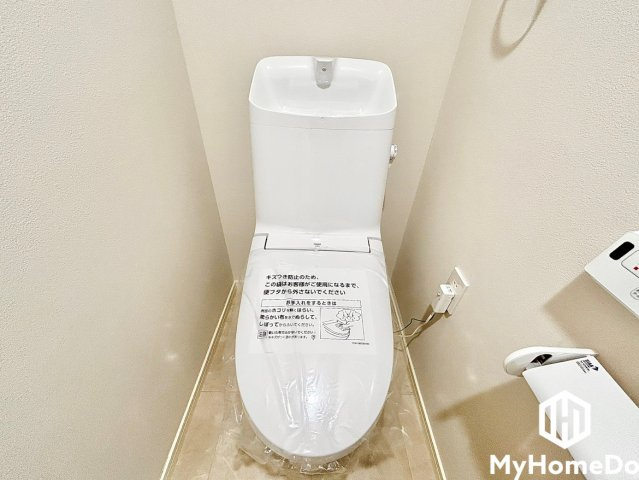エスポア春日井西館のトイレ|清潔感のある明るいレストルーム。手洗いボウル付きのタンクと壁付けリモコン完備で使い勝手も良好です。
