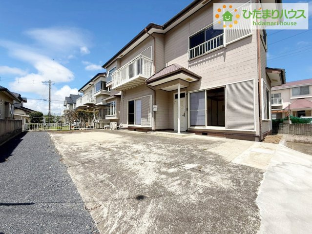 常陸太田市大森町　中古戸建の駐車場|時間がない時もらくらくと車の出し入れができる並列駐車場を完備！！