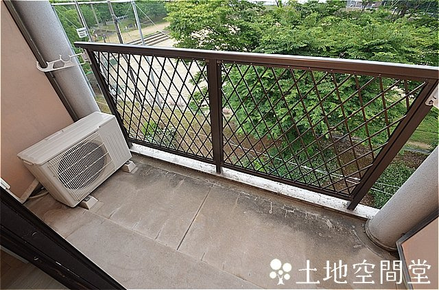 北九州市八幡西区岡田町の賃貸マンションのバルコニー
