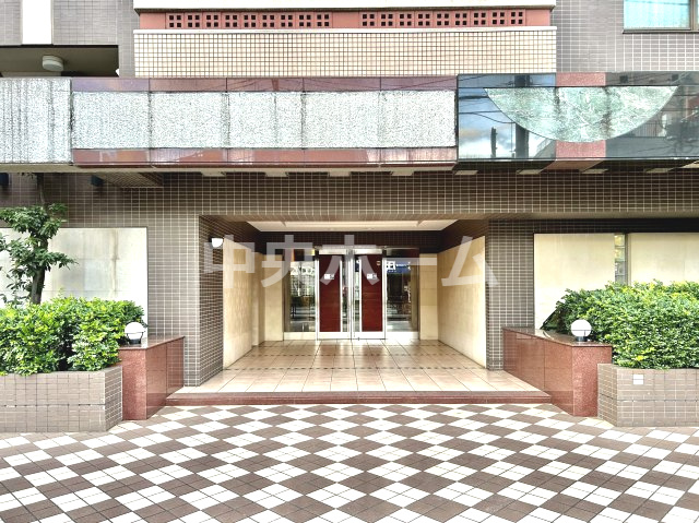 サンクタス大島のエントランス|【エントランス】マンションのエントランスは、その物件の印象を決める、顔とも言える場所です。毎日通る場所ですからきれいなのが一番です。エントランス内はオートロックですので暮らしの安全も確保されています。